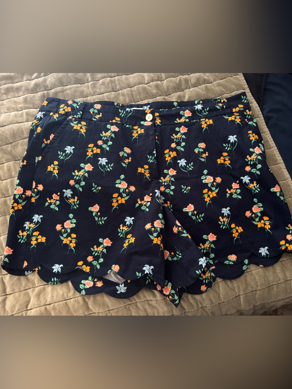 Crowne & Ivy Women’s Navy Floral Scallop Hem Shorts